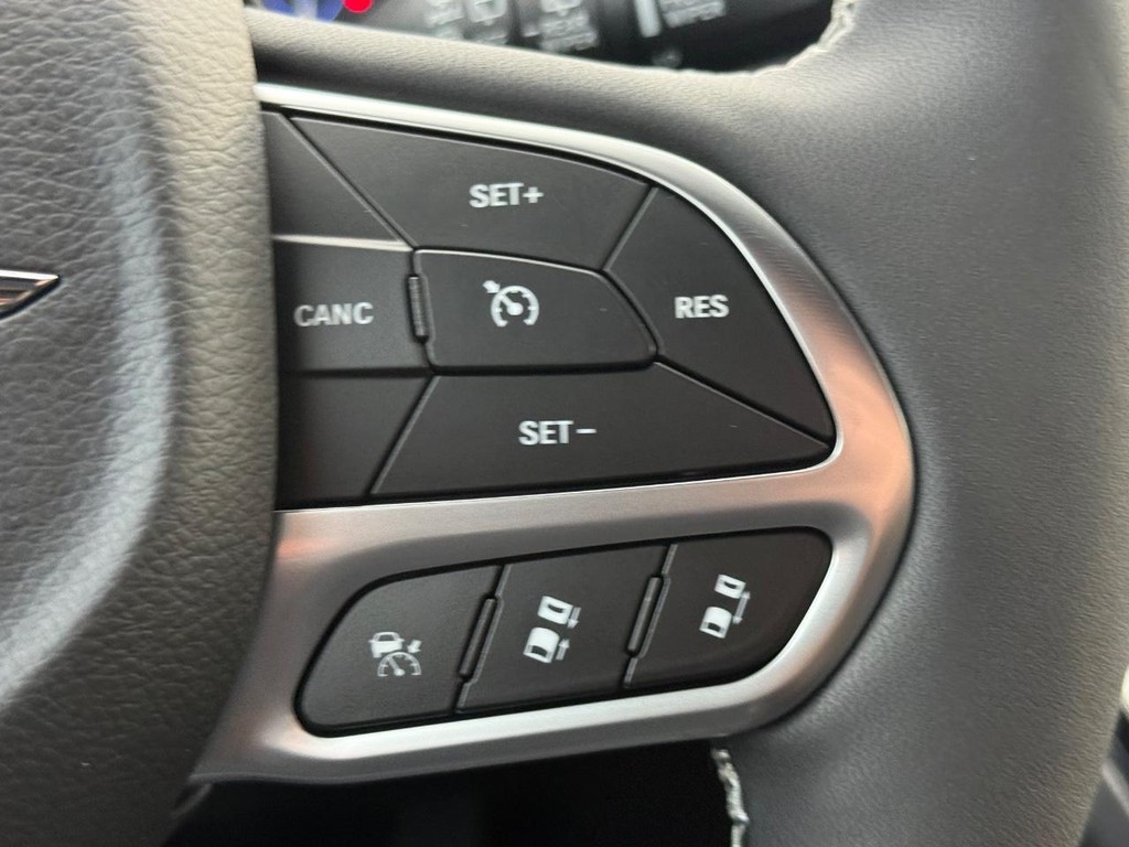 Chrysler Voyager Vehicle Full-screen Gallery Image 11