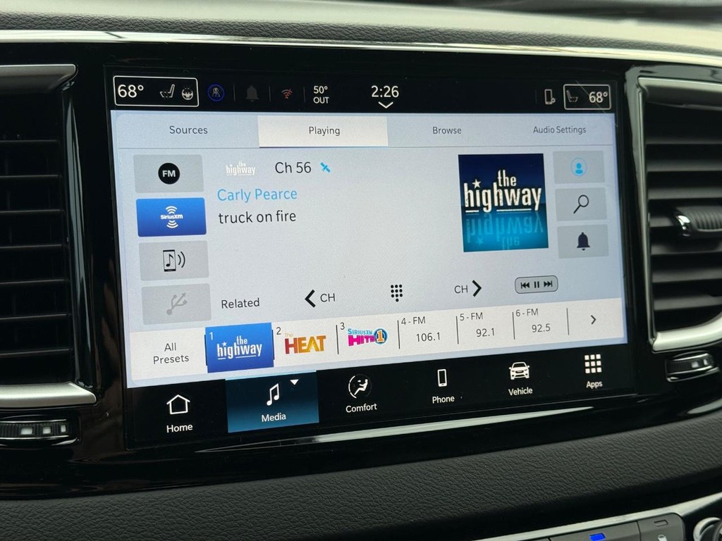 Chrysler Voyager Vehicle Full-screen Gallery Image 13