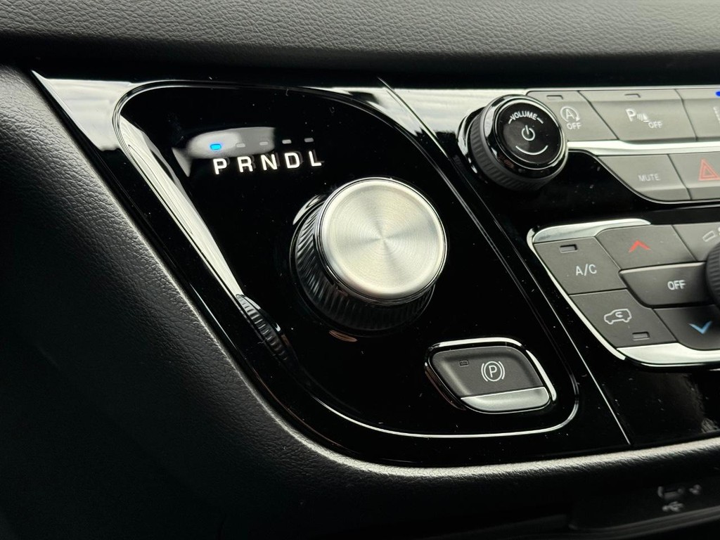 Chrysler Voyager Vehicle Full-screen Gallery Image 15