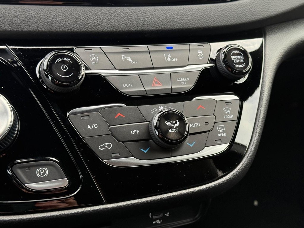 Chrysler Voyager Vehicle Full-screen Gallery Image 16