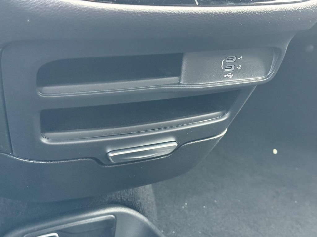 Chrysler Voyager Vehicle Full-screen Gallery Image 17