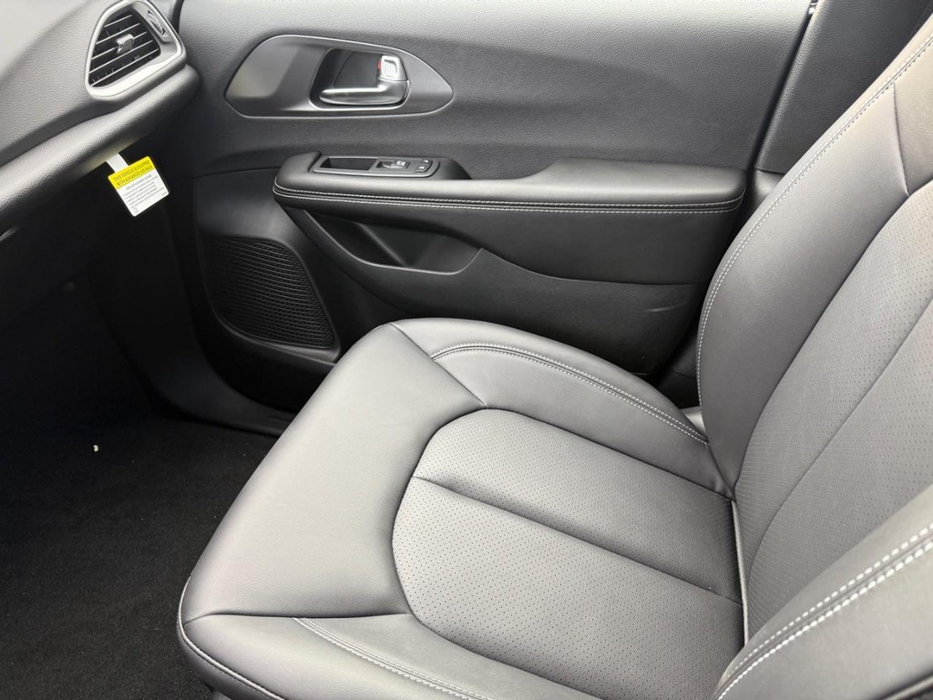 Chrysler Voyager Vehicle Full-screen Gallery Image 18