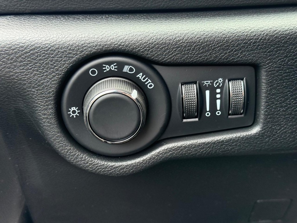 Chrysler Voyager Vehicle Full-screen Gallery Image 19