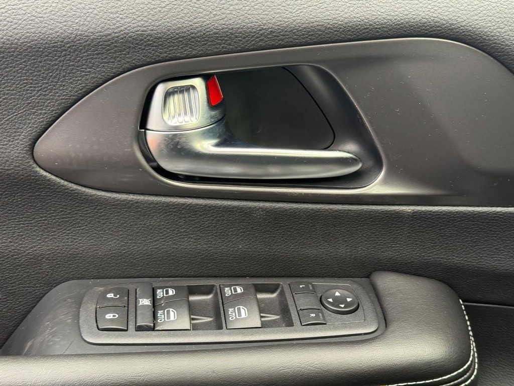 Chrysler Voyager Vehicle Full-screen Gallery Image 20