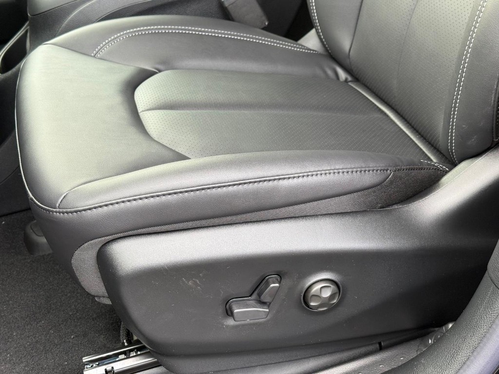 Chrysler Voyager Vehicle Full-screen Gallery Image 21