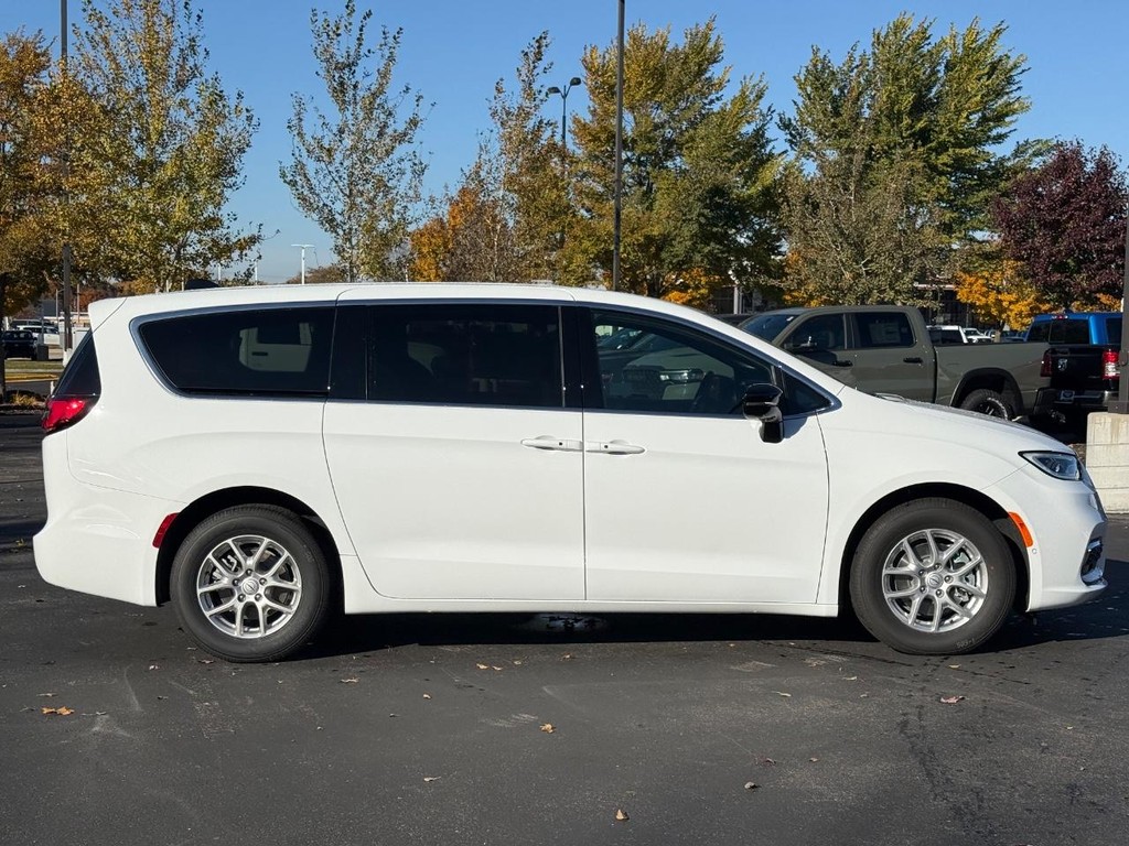 Chrysler Pacifica Vehicle Full-screen Gallery Image 03