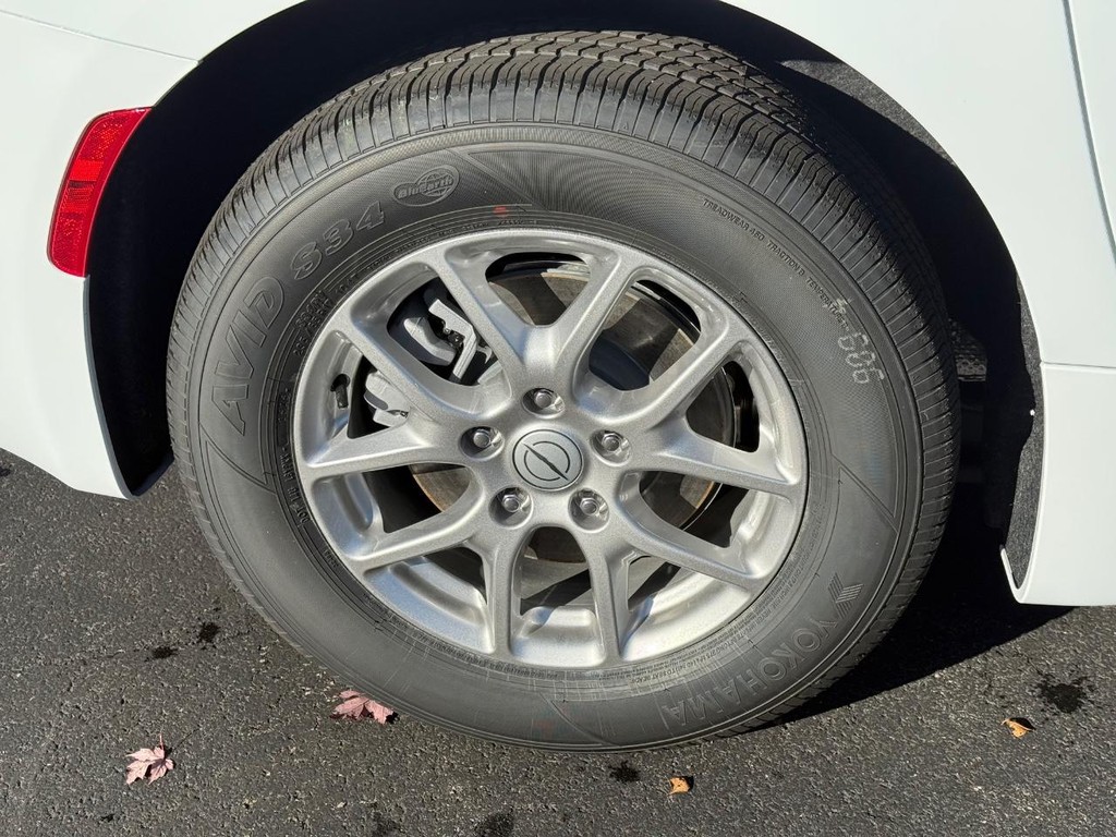 Chrysler Pacifica Vehicle Full-screen Gallery Image 05