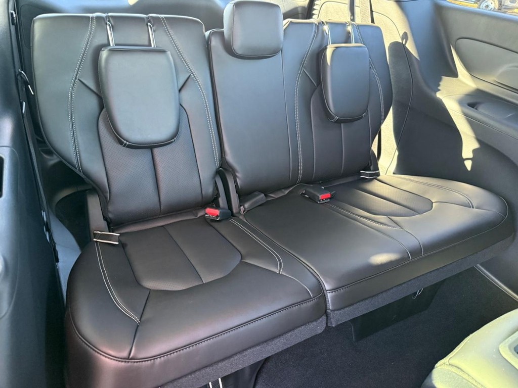 Chrysler Pacifica Vehicle Full-screen Gallery Image 06