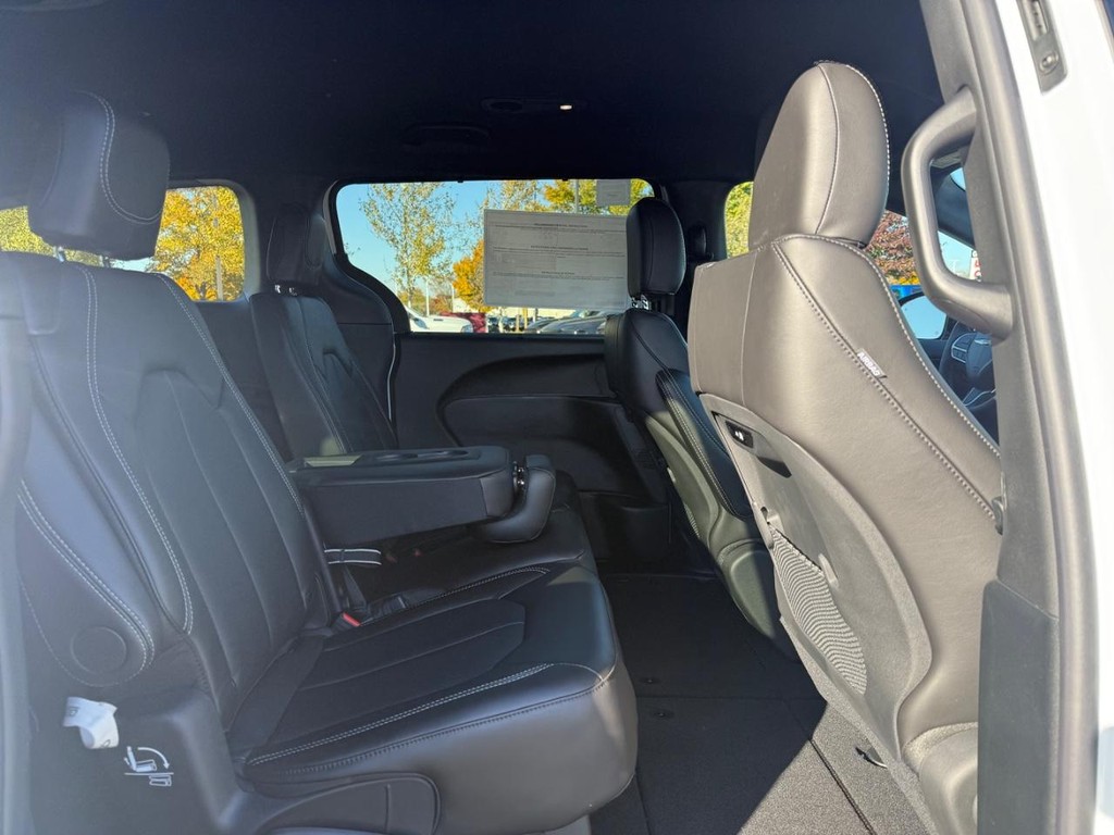 Chrysler Pacifica Vehicle Full-screen Gallery Image 07