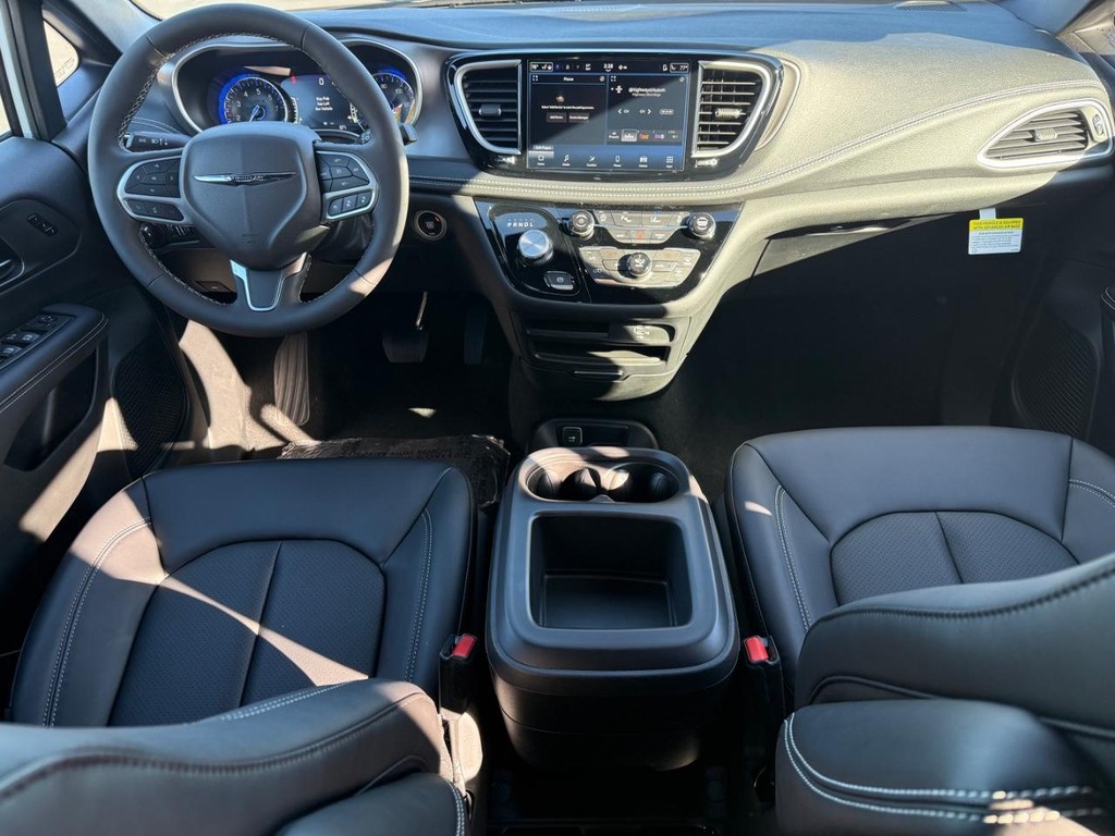 Chrysler Pacifica Vehicle Full-screen Gallery Image 08