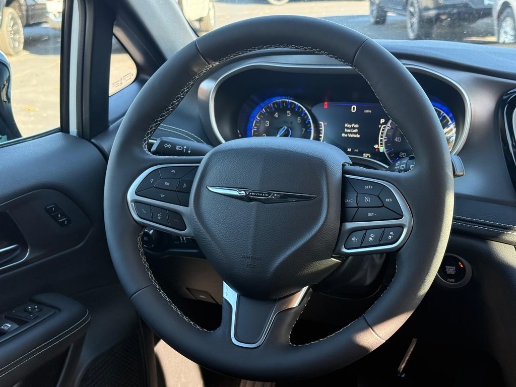 Chrysler Pacifica Vehicle Full-screen Gallery Image 09