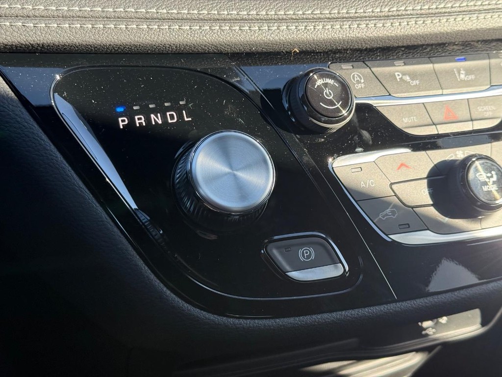 Chrysler Pacifica Vehicle Full-screen Gallery Image 15