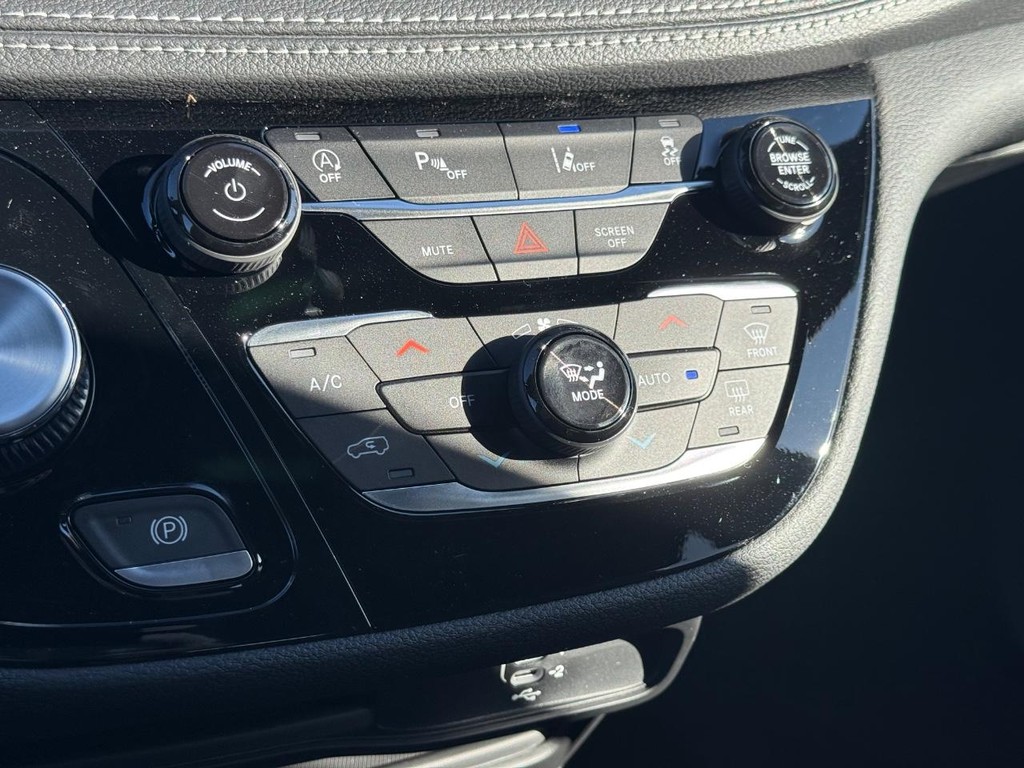 Chrysler Pacifica Vehicle Full-screen Gallery Image 16