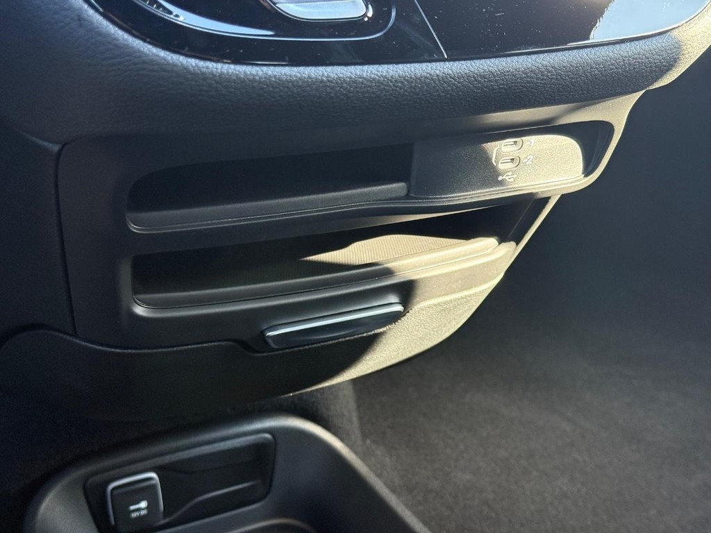 Chrysler Pacifica Vehicle Full-screen Gallery Image 17