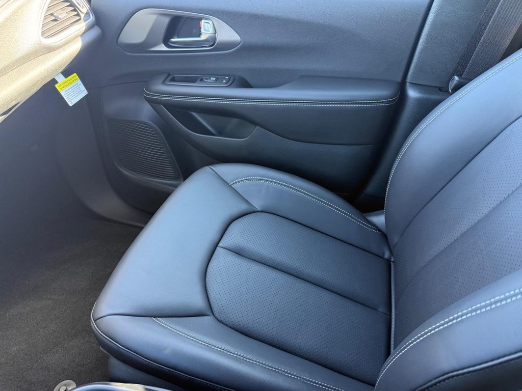 Chrysler Pacifica Vehicle Full-screen Gallery Image 18