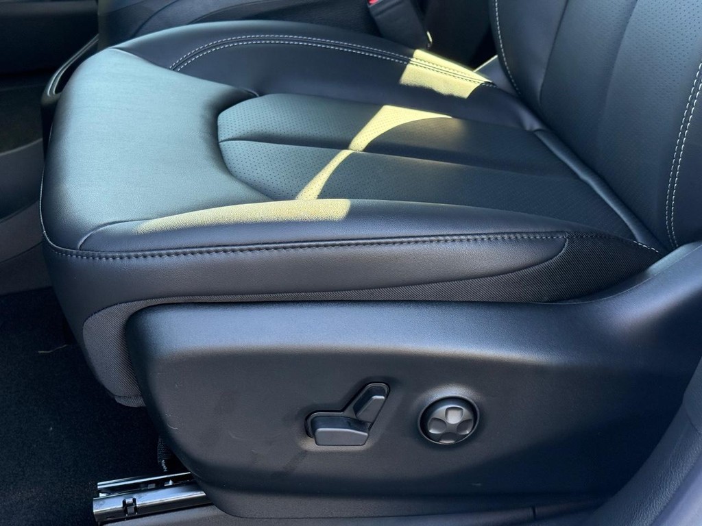 Chrysler Pacifica Vehicle Full-screen Gallery Image 20