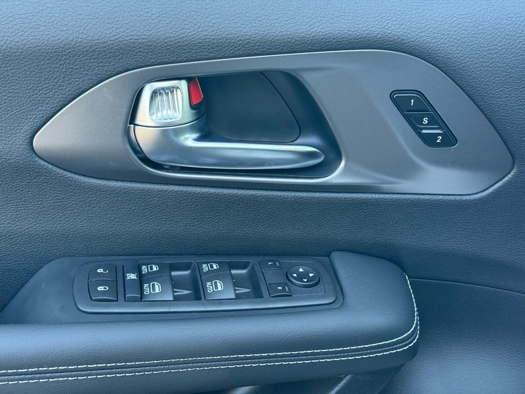 Chrysler Pacifica Vehicle Full-screen Gallery Image 21