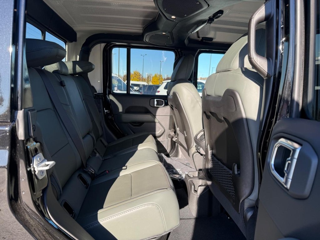 Jeep Gladiator Vehicle Full-screen Gallery Image 08