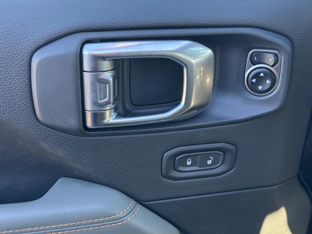 Jeep Gladiator Vehicle Full-screen Gallery Image 22