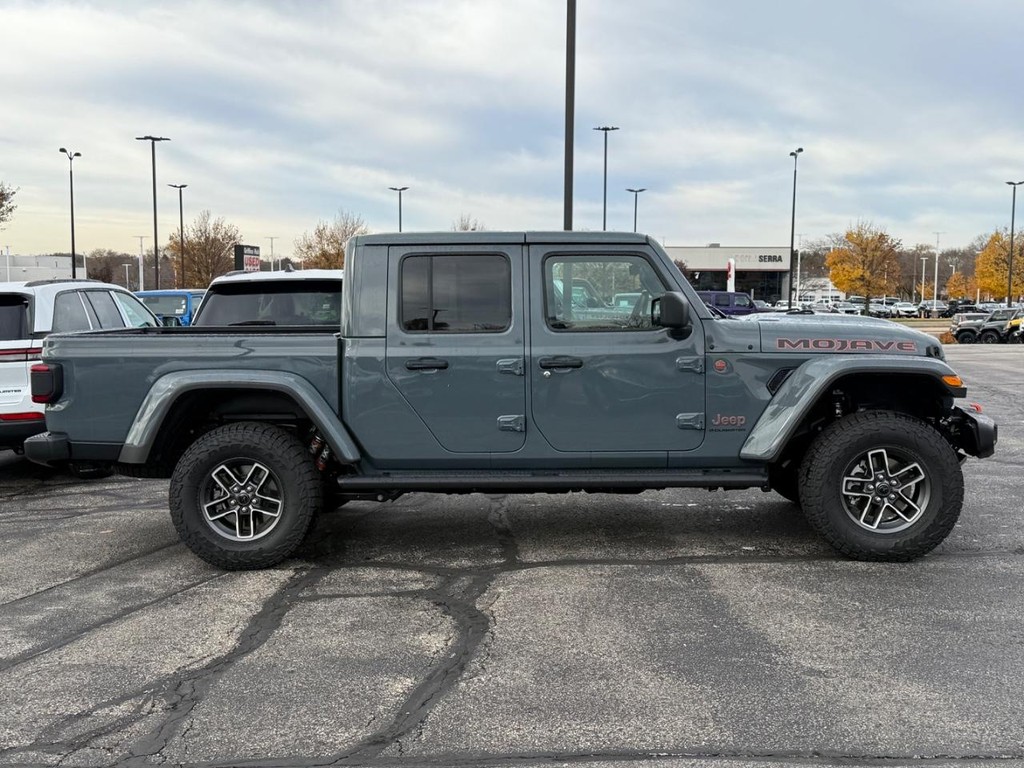 Jeep Gladiator Vehicle Full-screen Gallery Image 03