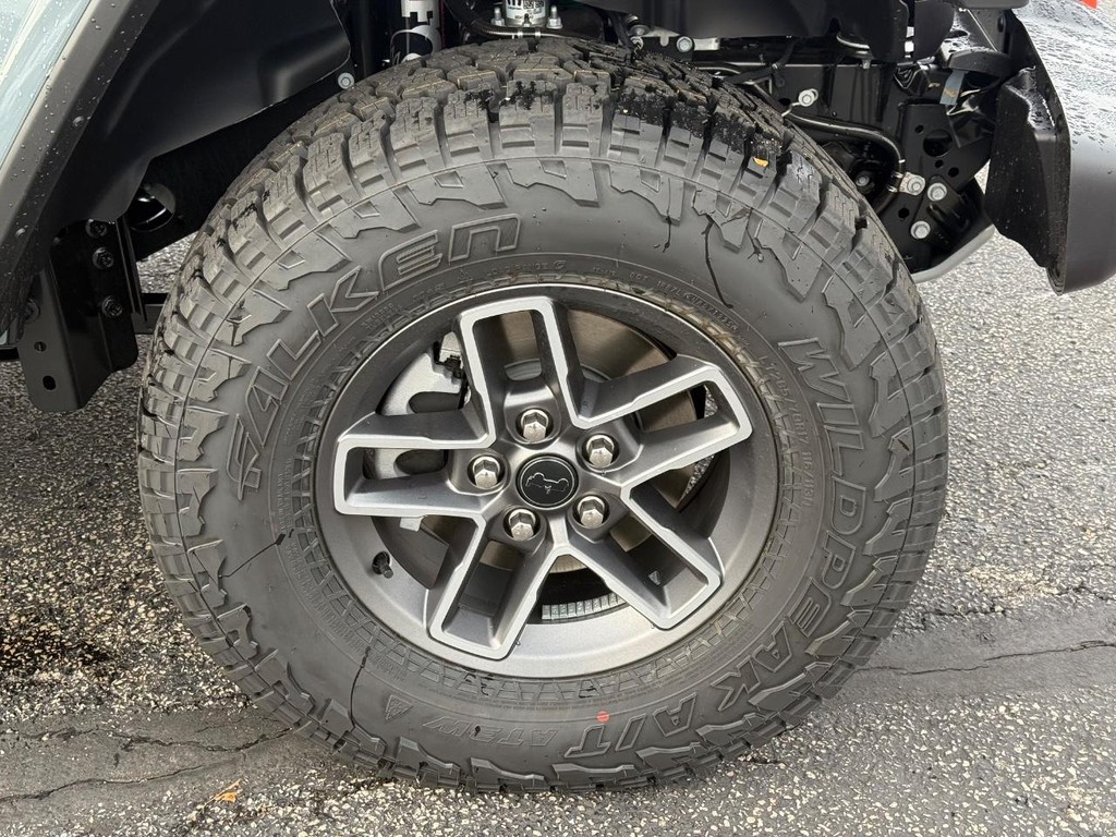 Jeep Gladiator Vehicle Full-screen Gallery Image 05