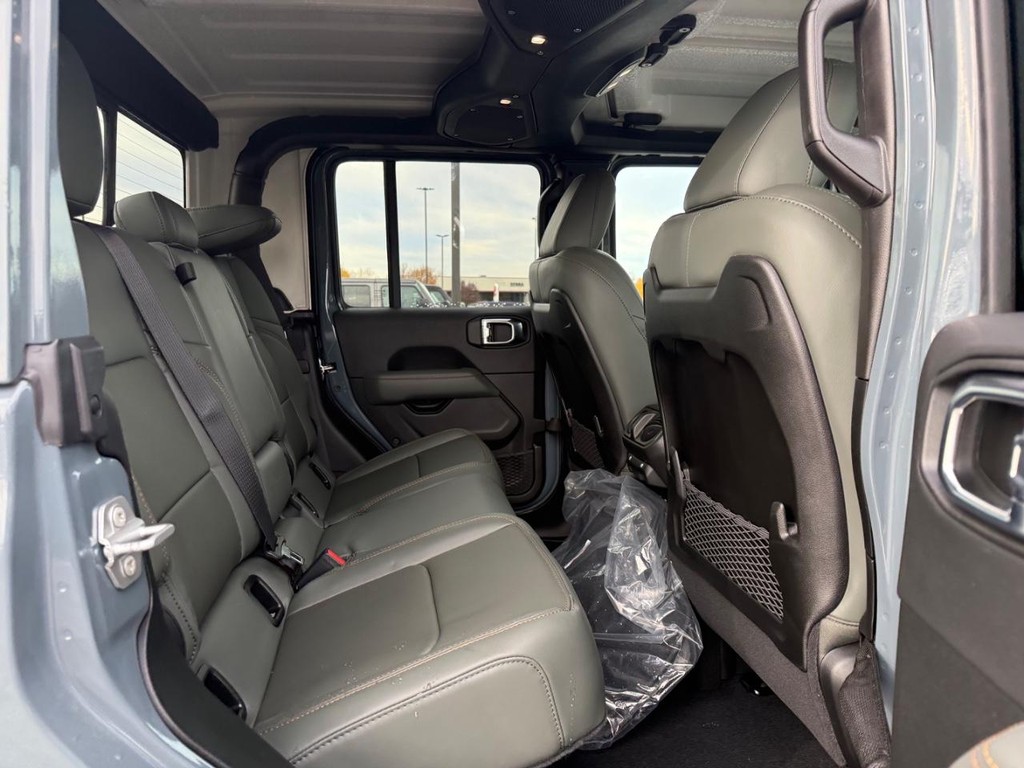 Jeep Gladiator Vehicle Full-screen Gallery Image 06