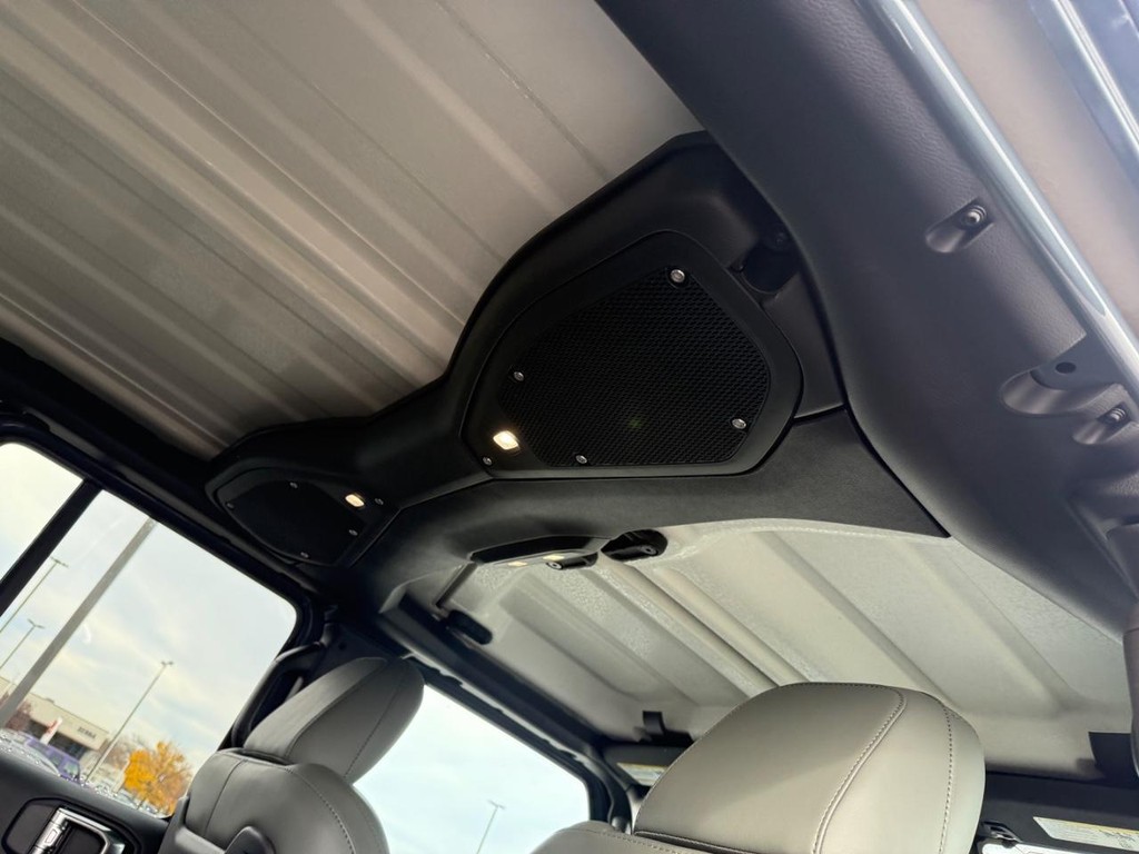 Jeep Gladiator Vehicle Full-screen Gallery Image 07