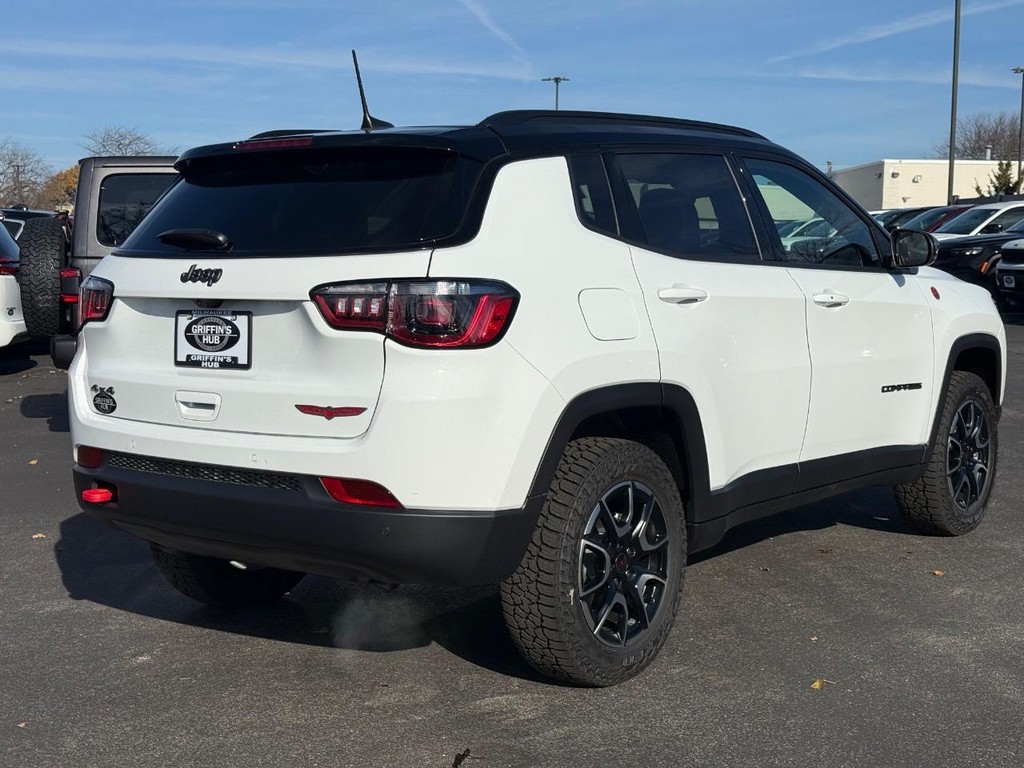 Jeep Compass Vehicle Full-screen Gallery Image 04