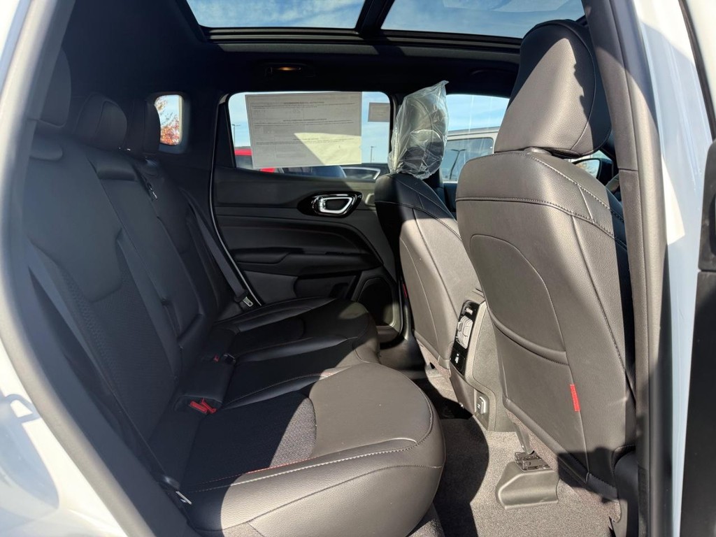 Jeep Compass Vehicle Full-screen Gallery Image 06