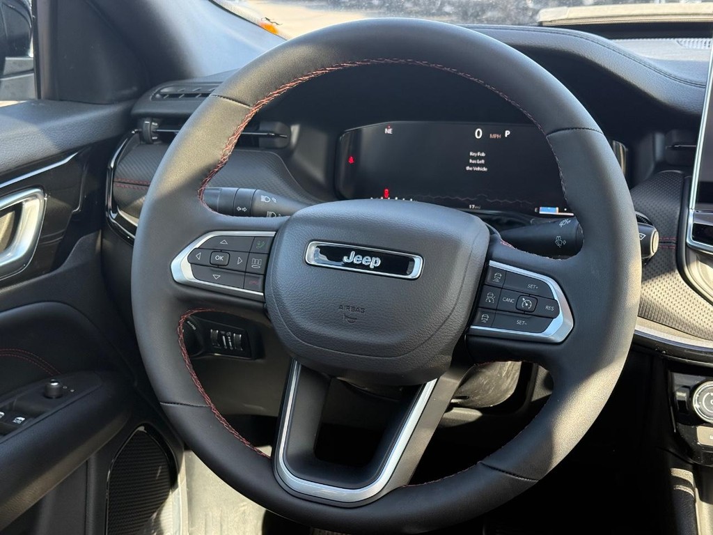 Jeep Compass Vehicle Full-screen Gallery Image 09