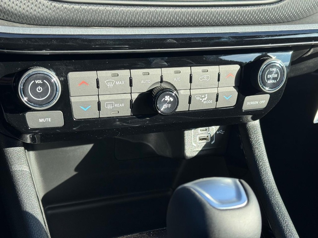 Jeep Compass Vehicle Full-screen Gallery Image 15