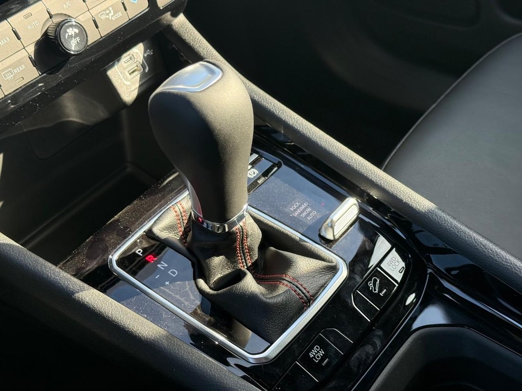 Jeep Compass Vehicle Full-screen Gallery Image 16