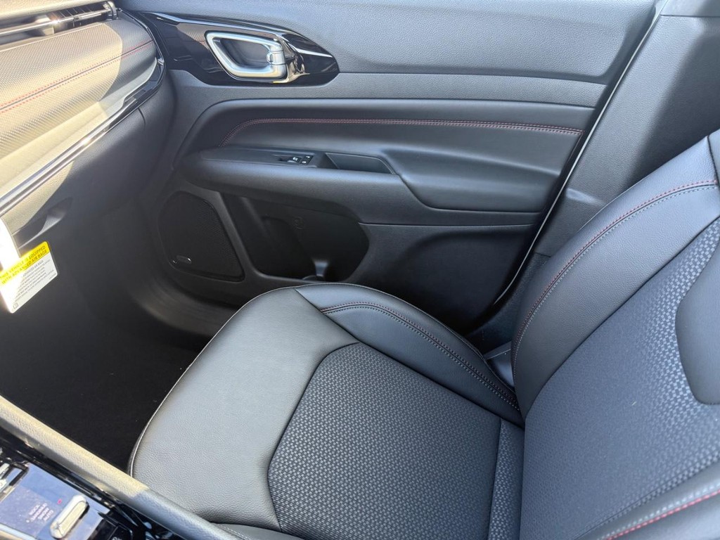 Jeep Compass Vehicle Full-screen Gallery Image 17