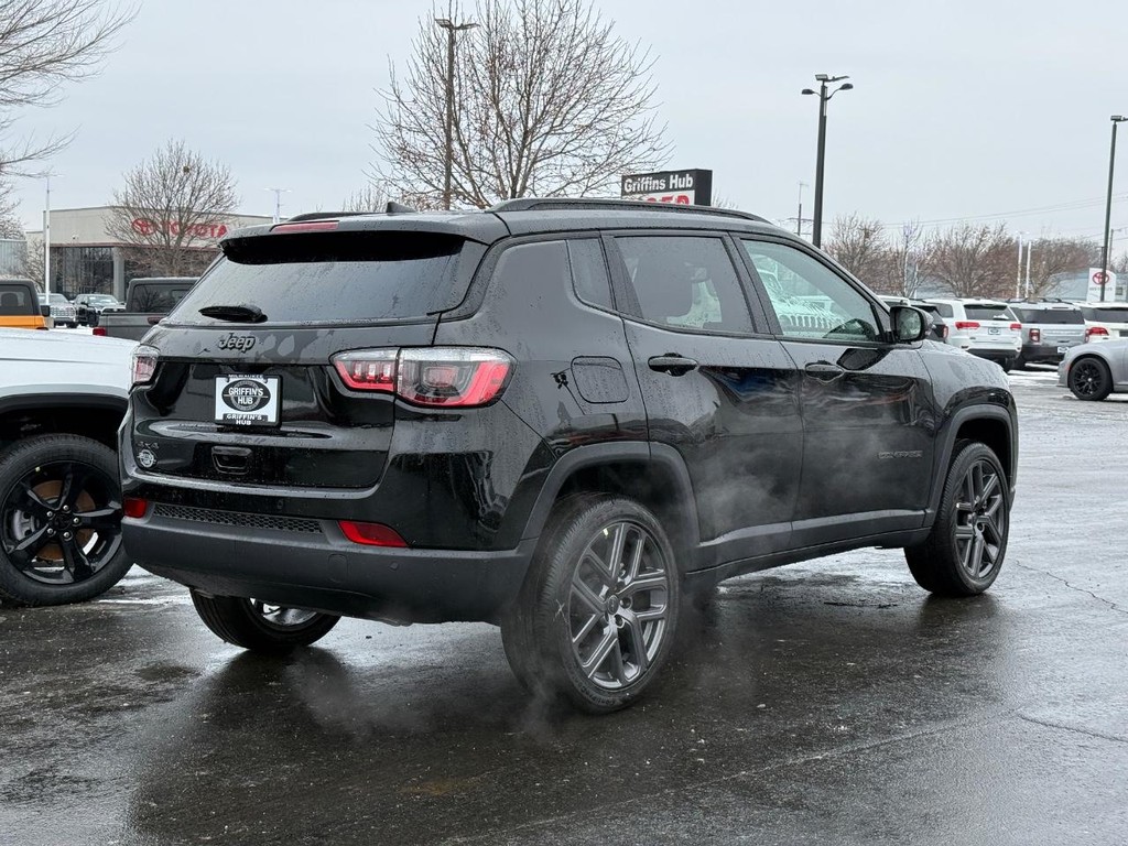 Jeep Compass Vehicle Full-screen Gallery Image 03
