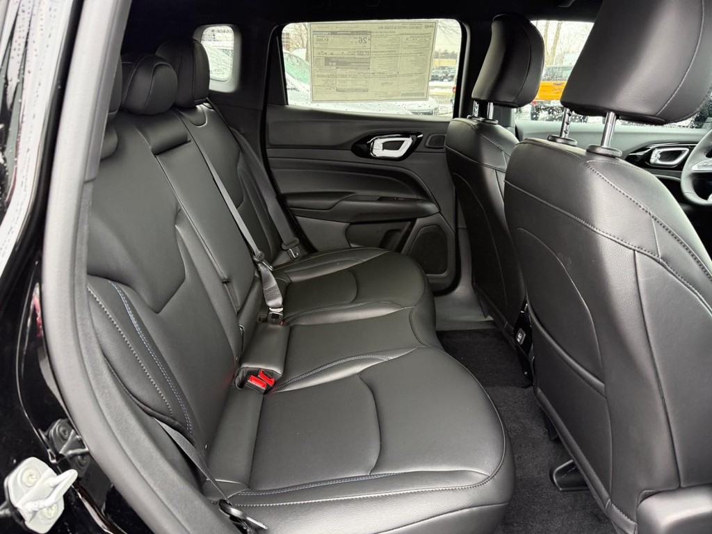 Jeep Compass Vehicle Full-screen Gallery Image 07