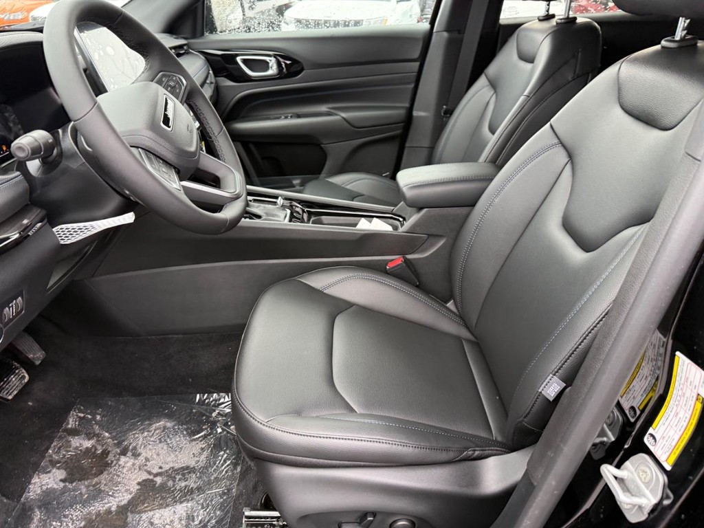 Jeep Compass Vehicle Full-screen Gallery Image 12