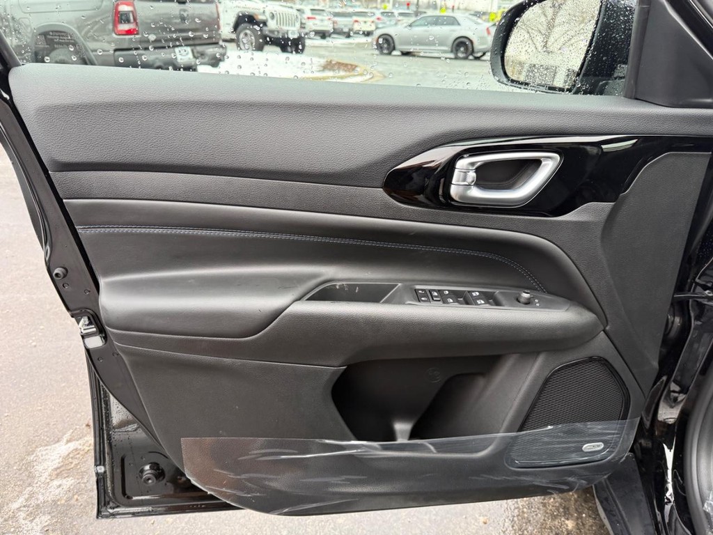 Jeep Compass Vehicle Full-screen Gallery Image 13