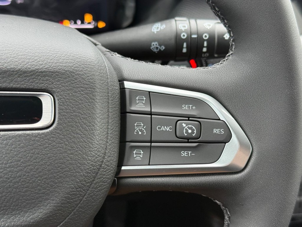 Jeep Compass Vehicle Full-screen Gallery Image 15