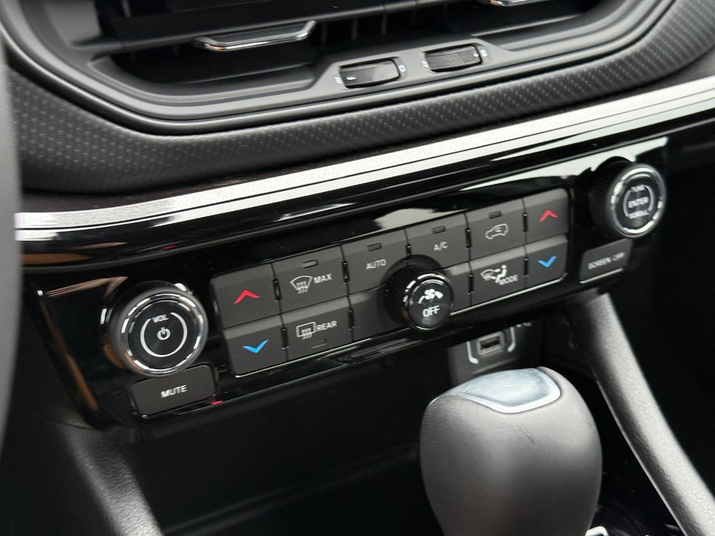 Jeep Compass Vehicle Full-screen Gallery Image 19