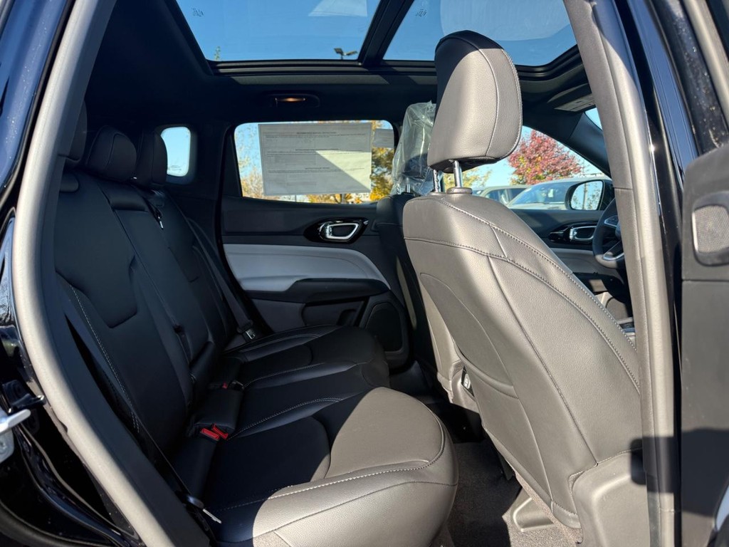 Jeep Compass Vehicle Full-screen Gallery Image 06