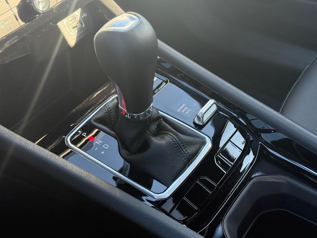 Jeep Compass Vehicle Full-screen Gallery Image 16