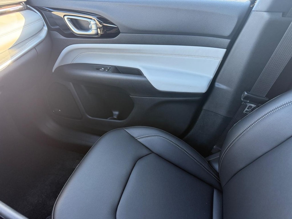 Jeep Compass Vehicle Full-screen Gallery Image 17