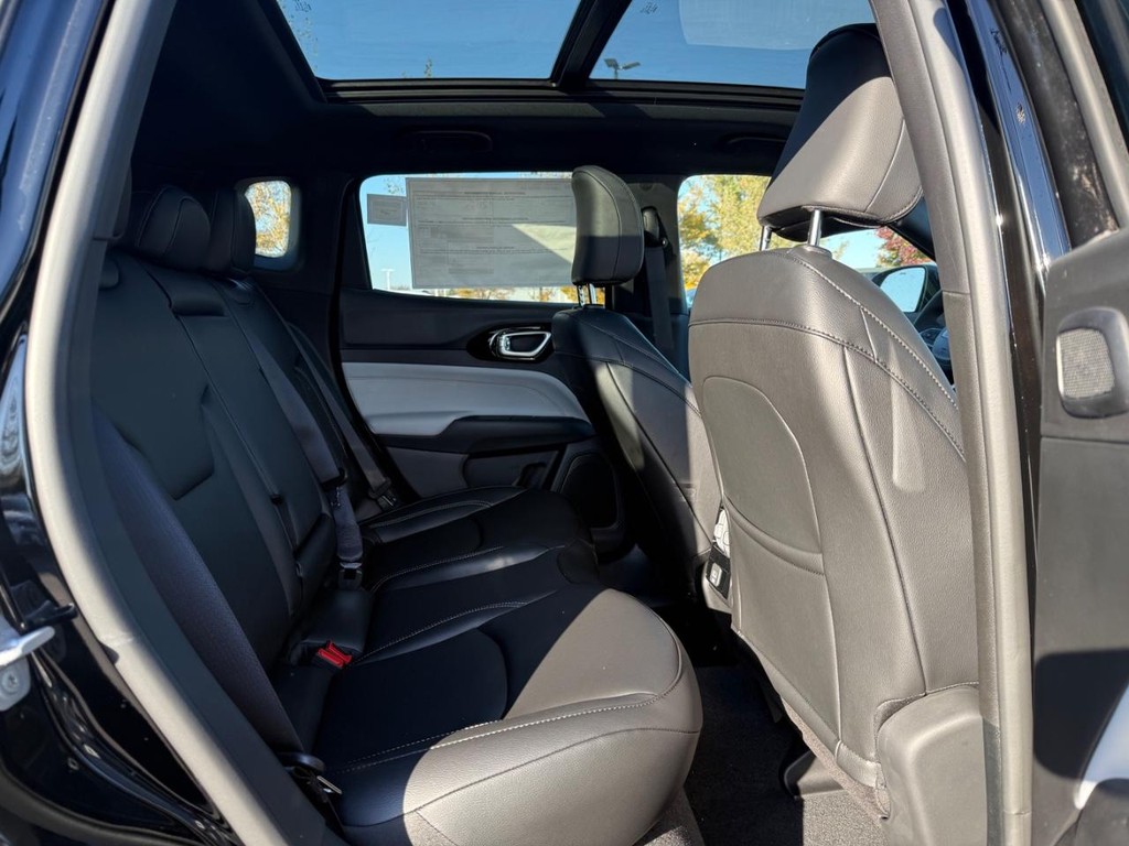 Jeep Compass Vehicle Full-screen Gallery Image 06