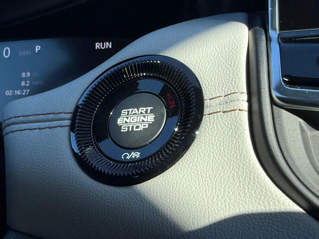 Jeep Compass Vehicle Full-screen Gallery Image 12