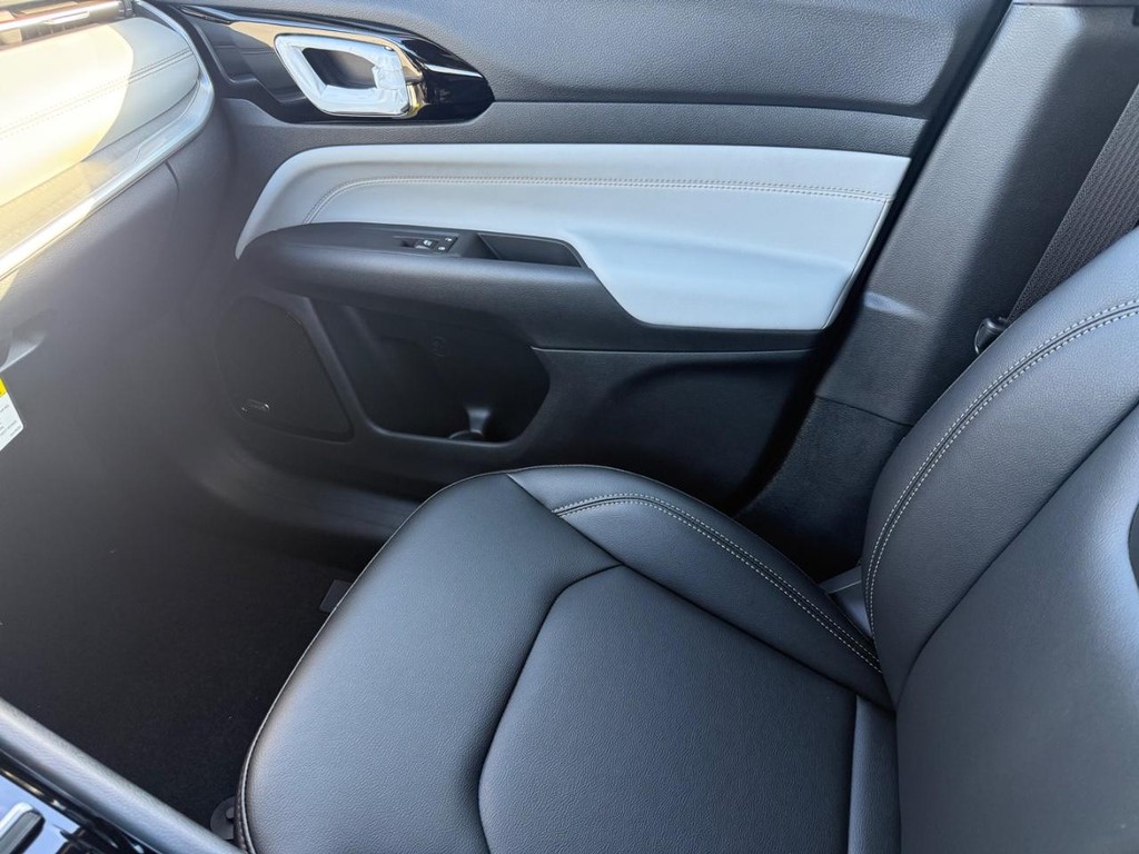 Jeep Compass Vehicle Full-screen Gallery Image 17