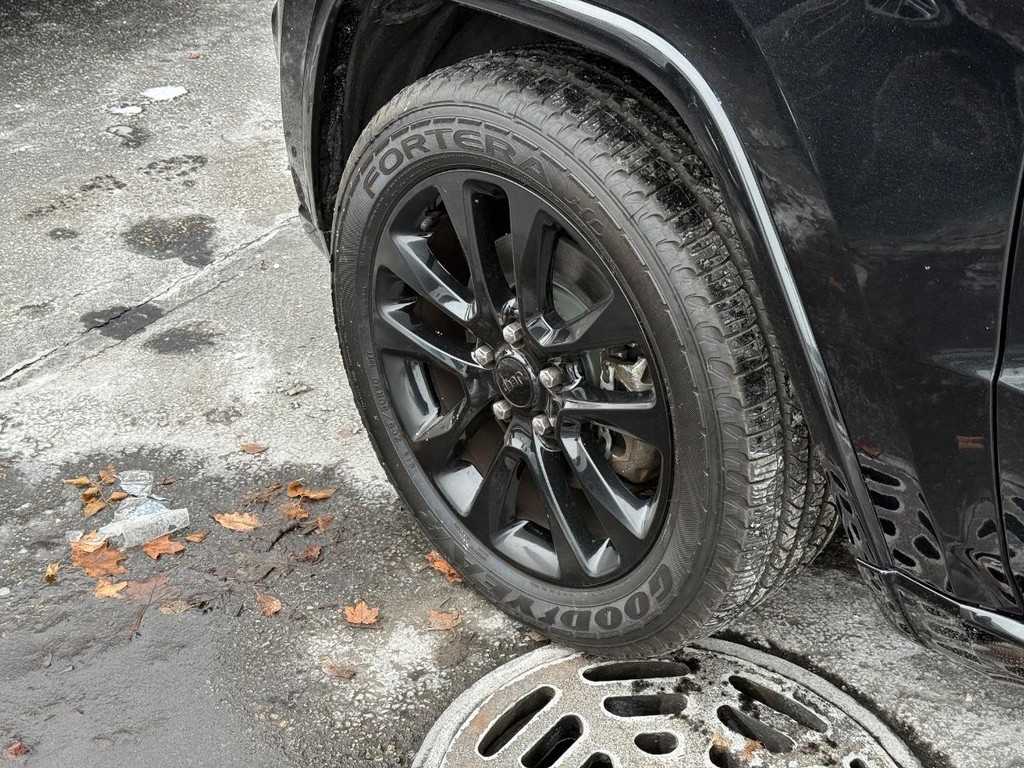 Jeep Grand Cherokee Vehicle Full-screen Gallery Image 11