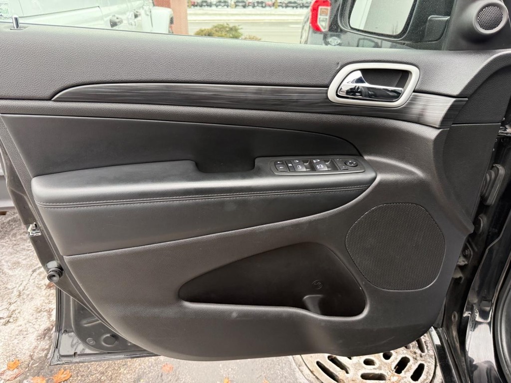 Jeep Grand Cherokee Vehicle Full-screen Gallery Image 13