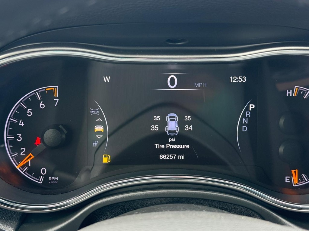 Jeep Grand Cherokee Vehicle Full-screen Gallery Image 16