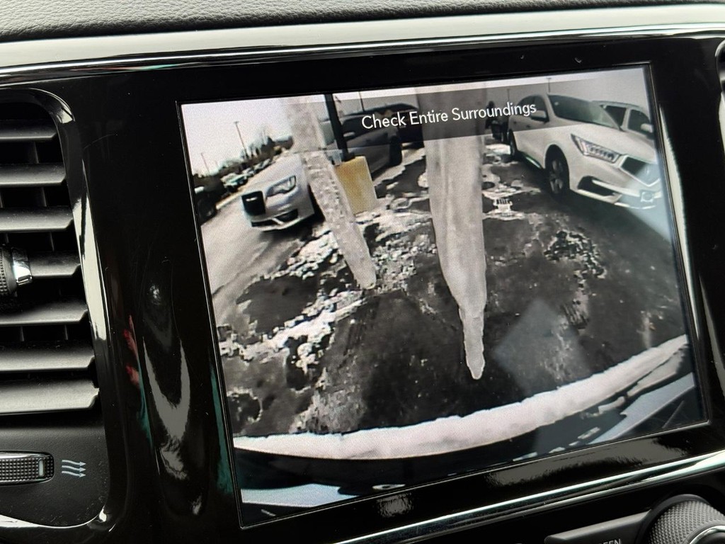 Jeep Grand Cherokee Vehicle Full-screen Gallery Image 18