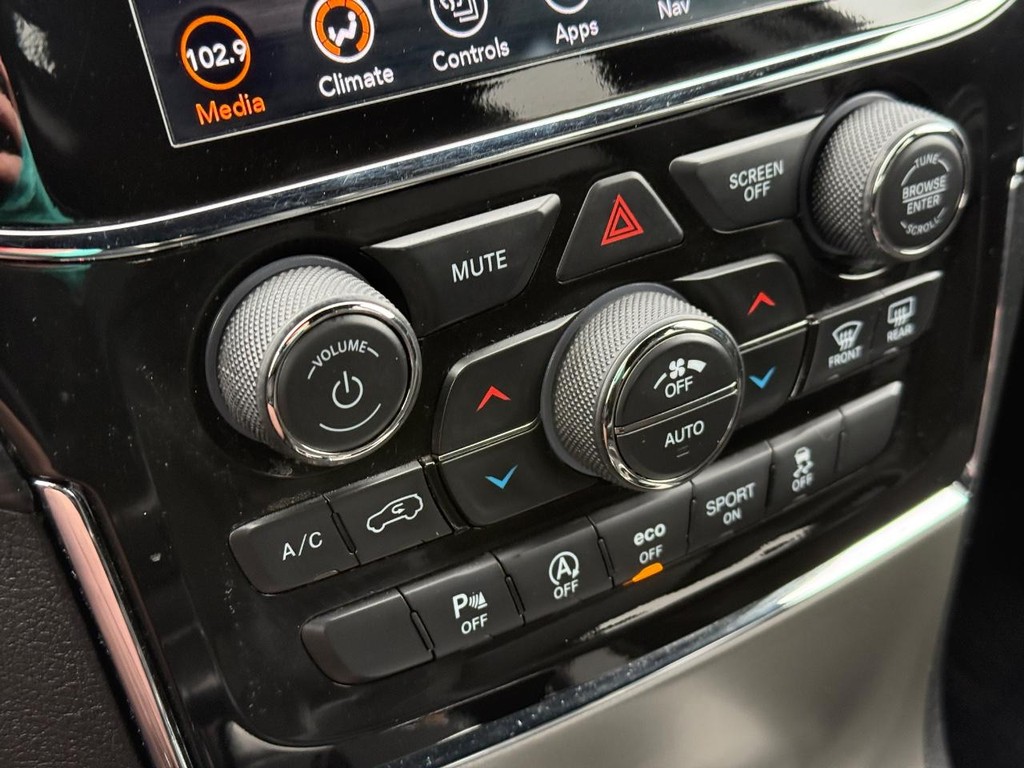 Jeep Grand Cherokee Vehicle Full-screen Gallery Image 22